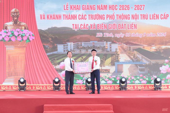 Bí thư Tỉnh ủy Nguyễn Duy Lâm trao quà của Tổng Bí thư, Chủ tịch nước Tô Lâm cho Trường Phổ thông nội trú TH&THCS Sơn Kim 1.