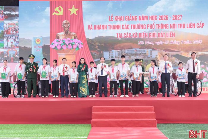 Các đồng chí lãnh đạo tỉnh và đại biểu trao quà cho các em học sinh Trường Phổ thông nội trú TH&THCS Sơn Kim 1 trao quà cho học sinh hoàn cảnh khó khăn.
