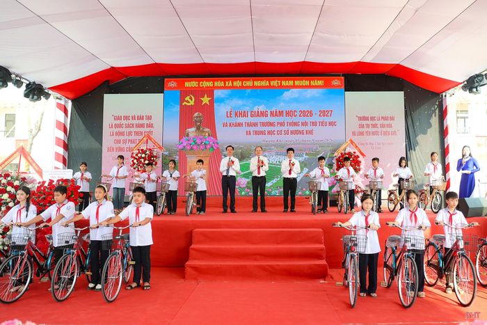 ... và 20 xe đạp cho học sinh gặp hoàn cảnh khó khăn.