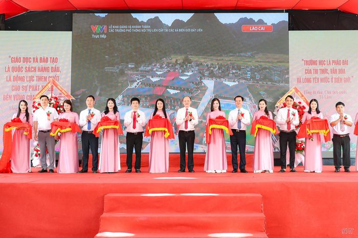Đồng chí Nguyễn Hồng Lĩnh – Phó Bí thư Thường trực Tỉnh ủy, Chủ tịch HĐND tỉnh và đại biểu thực hiện nghi thức cắt băng khánh thành, bàn giao và đưa vào sử dụng Trường Phổ thông nội trú TH&THCS Hương Khê.