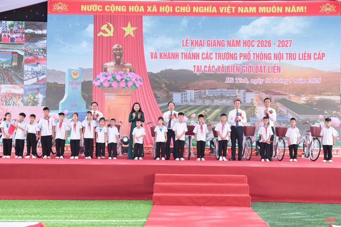 Các đồng chí lãnh đạo tỉnh trao tặng 20 chiếc xe đạp từ nguồn xã hội hóa do Sở GD&ĐT huy động cho các em học sinh có hoàn cảnh khó khăn của Trường Phổ thông nội trú Tiểu học và THCS Sơn Kim 1.