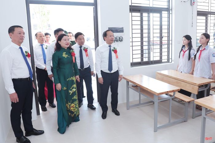 Bí thư Tỉnh ủy Nguyễn Duy Lâm và Chủ tịch UBND tỉnh Phan Thiên Định trò chuyện với học sinh Trường Phổ thông nội trú liên cấp TH&THCS Sơn Kim 1.