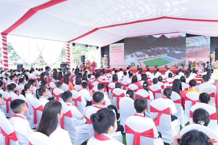 Đại biểu và học sinh Trường Phổ thông nội trú TH&THCS Sơn Kim 1 theo dõi phóng sự về quá trình xây dựng các trường phổ thông nội trú xã biên giới đất liền.