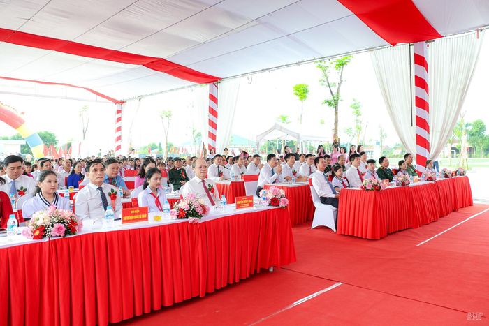 Phó Bí thư Thường trực Tỉnh ủy Nguyễn Hồng Lĩnh và đại biểu tham dự buổi lễ tại Trường Phổ thông nội trú TH&THCS Hương Khê.