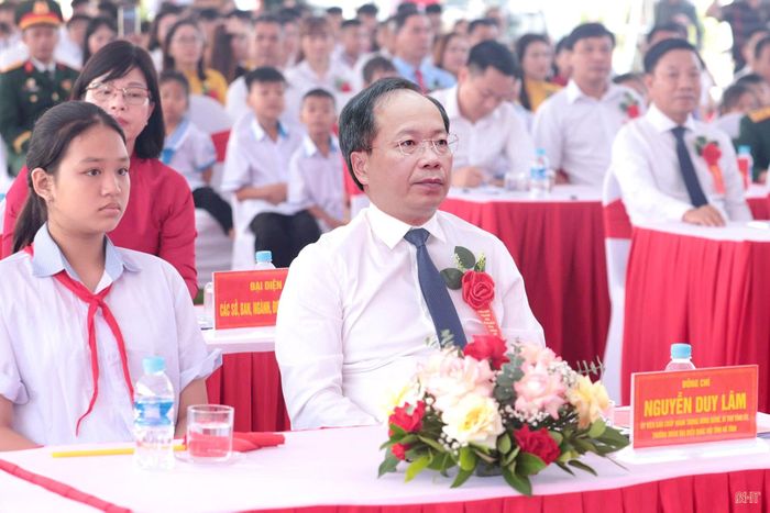 Bí thư Tỉnh ủy Nguyễn Duy Lâm và đại biểu tham dự tại điểm cầu Trường Phổ thông nội trú TH&THCS Sơn Kim 1.