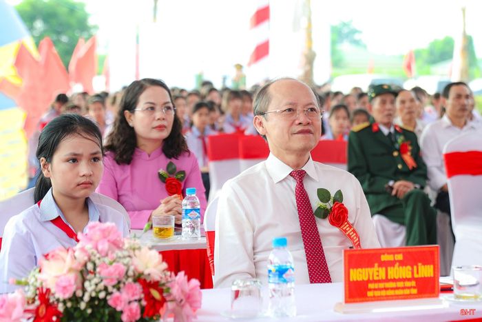Phó Bí thư Thường trực Tỉnh ủy Nguyễn Hồng Lĩnh tham dự tại điểm cầu Trường Phổ thông nội trú TH&THCS Hương Khê.