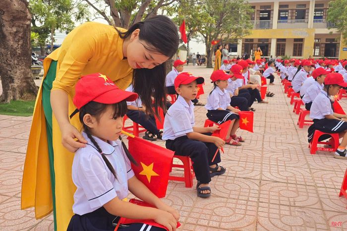  Những lời động viên, yêu thương của cô giáo trong ngày đầu đến lớp sẽ trở thành một ký ức đẹp trong mỗi "mầm non tương lai". 
