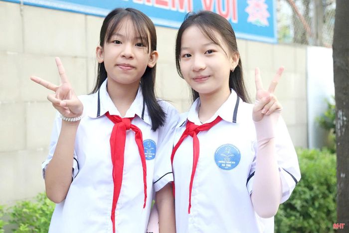  Các em học sinh Trường THCS Thành Sen rạng rỡ, háo hức trong ngày khai giảng năm học mới. Những nụ cười tươi, ánh mắt trong veo cùng sắc áo đồng phục tạo nên không khí vui tươi, đầy sức sống của ngày hội đến trường. 