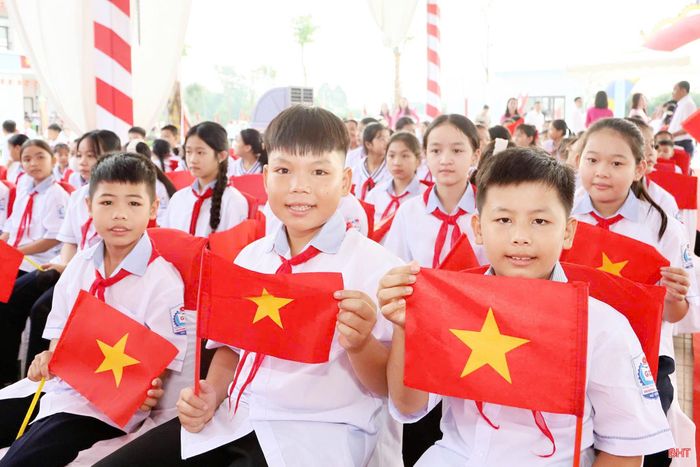  Những nụ cười rạng rỡ, ánh mắt háo hức của học sinh Trường Phổ thông nội trú Tiểu học và THCS Hương Khê trong ngày khai giảng. 