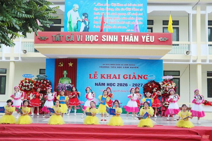  Các tiết mục văn nghệ sôi nổi, rộn ràng góp thêm sắc màu cho lễ khai giảng, mang đến không khí vui tươi và những khoảnh khắc đáng nhớ. 