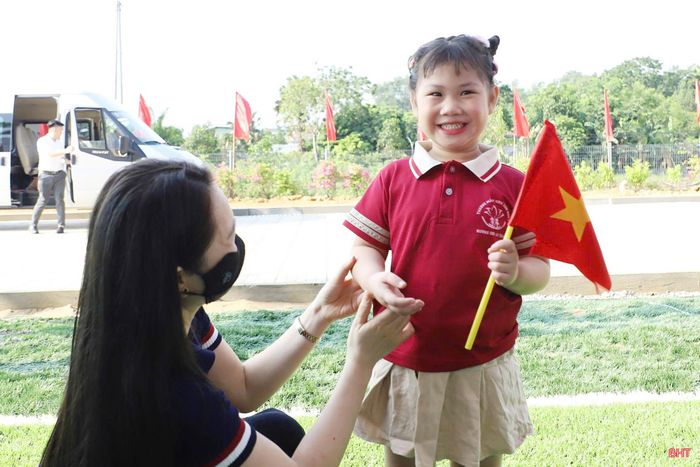 Khoảnh khắc đáng yêu của học sinh Trường Mầm non Sơn Kim 1 trong ngày khai giảng.