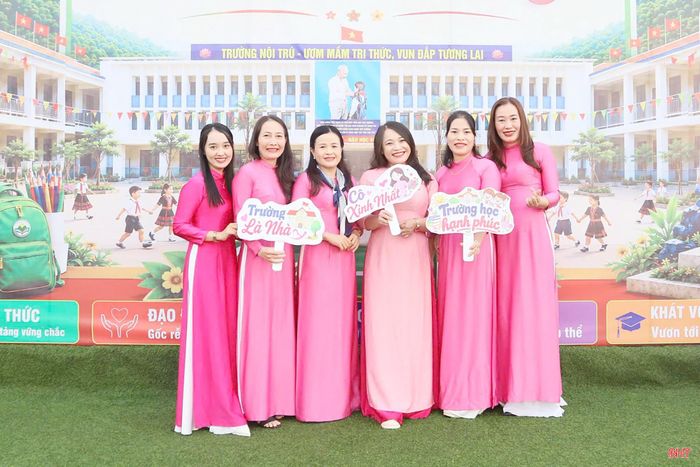 Các giáo viên Trường Phổ thông nội trú Tiểu học và THCS Hương Khê sẵn sàng bước vào năm học mới. Sự chủ động, tâm huyết của mỗi thầy cô giáo sẽ góp phần tạo nền tảng để nhà trường thực hiện tốt nhiệm vụ dạy và học, đồng hành cùng học sinh trong năm học mới.