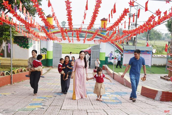  Những học sinh của Trường Mầm non Thượng Đức theo chân bố mẹ đến trường trong ngày khai giảng. 