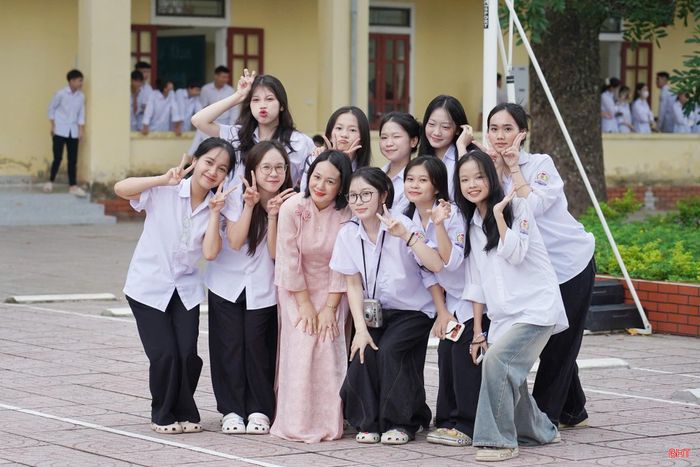 Học sinh Trường THPT Trần Phú vui tươi, duyên dáng trong ngày khai giảng.