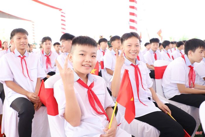 Học sinh Trường Phổ thông nội trú Tiểu học và THCS Sơn Kim 1 rạng rỡ đón năm học mới trong ngôi trường mới khang trang.