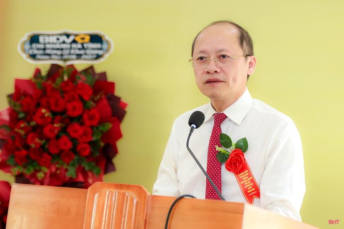 Phó Bí thư Thường trực Tỉnh ủy Nguyễn Hồng Lĩnh phát biểu chúc mừng tại Trường THPT Hương Khê.