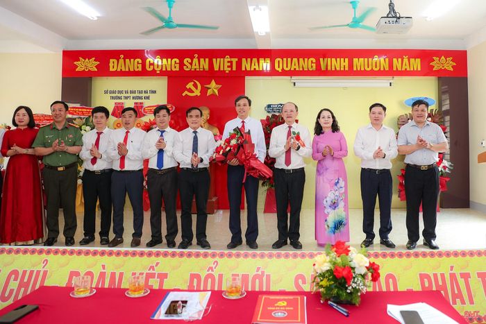 Phó Bí thư Thường trực Tỉnh ủy Nguyễn Hồng Lĩnh và đoàn công tác tặng hoa chúc mừng Trường THPT Hương Khê nhân dịp năm học mới.