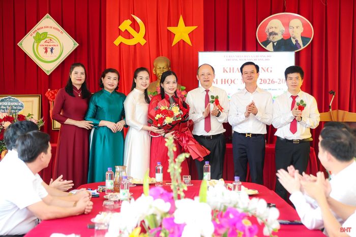  Các đồng chí lãnh đạo tỉnh và các ban, ngành tặng hoa chúc mừng Trường Mầm non Hương Đô. 
