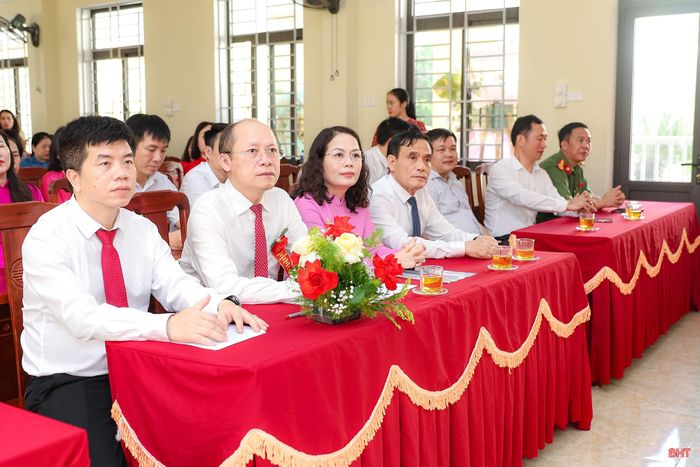 Các đại biểu nghe báo cáo về tình hình hoạt động của Trường THPT Hương Khê trong năm học mới.