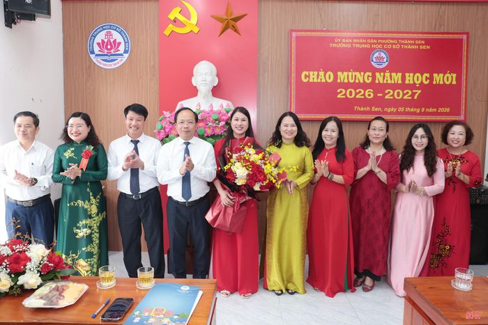 Các đồng chí lãnh đạo tỉnh và Sở GD&ĐT tặng hoa chúc mừng Trường THCS Thành Sen.