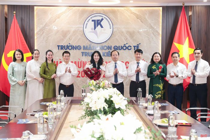 Các đồng chí lãnh đạo tỉnh và đại biểu tặng hoa chúc mừng Trường Mầm non Quốc tế Trung Kiên.