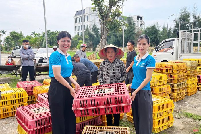 Trao sinh kế cho các đối tượng yếu thế với hi vọng họ sẽ có thêm cơ hội thoát nghèo bền vững.