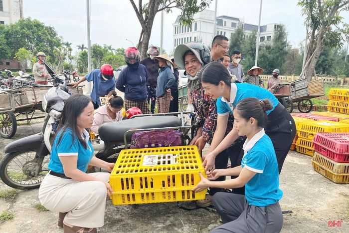 Các hộ khó khăn phấn khởi đưa vật nuôi về nhà.