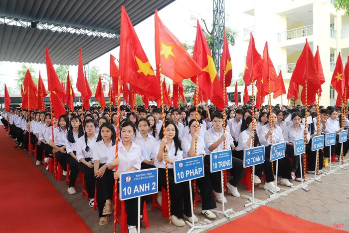 Không khí rộn ràng của lễ khai giảng tại các trường học trên địa bàn tỉnh.