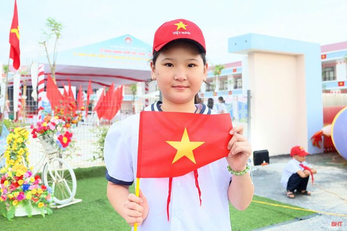  Em Hồ Ngọc Diệp - học sinh Trường Phổ thông nội trú TH&THCS Hương Khê háo hức trong ngày hội khai trường. 