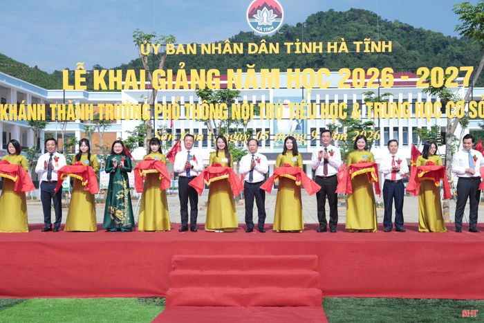  Bí thư Tỉnh ủy Nguyễn Duy Lâm và Chủ tịch UBND tỉnh Phan Thiên Định cùng lãnh đạo các cấp, ngành cắt băng khánh thành Trường Phổ thông nội trú TH&THCS Sơn Kim 1. 