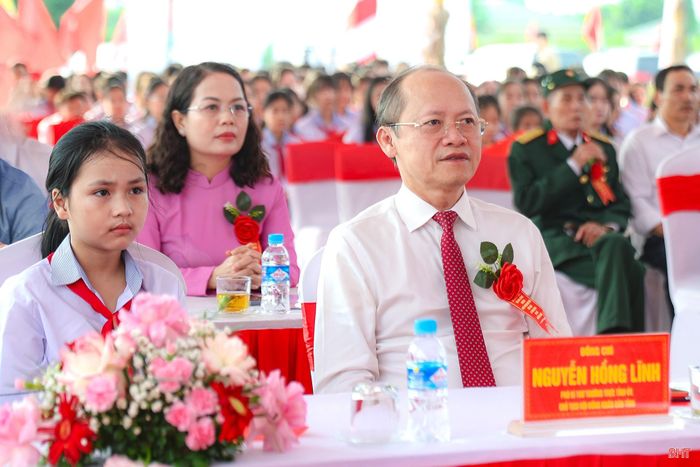 Các đồng chí lãnh đạo tỉnh tham dự, chung vui với thầy và trò các trường học trên địa bàn tỉnh trong lễ khai giảng năm học mới.