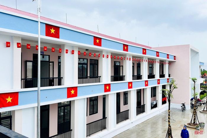 Trường Phổ thông nội trú TH&THCS Hương Khê được đầu tư xây dựng khang trang, mang lại điều kiện học tập tốt hơn và tiếp thêm kỳ vọng về những bước tiến mới của giáo dục vùng khó.