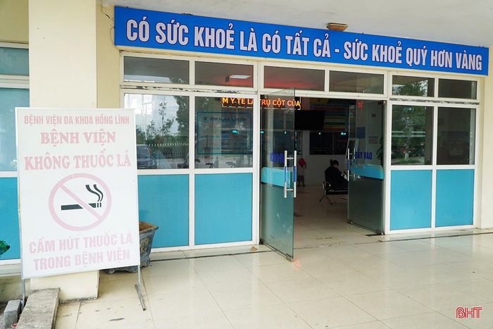 Tuyên truyền cho người dân về môi trường y tế không khói thuốc khi đến thăm khám.