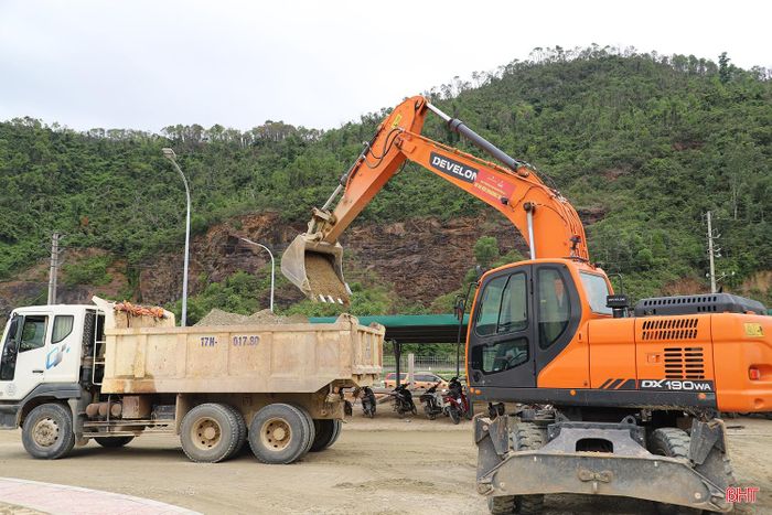 Hối hả thi công trên công trường KCN Gia Lách mở rộng.
