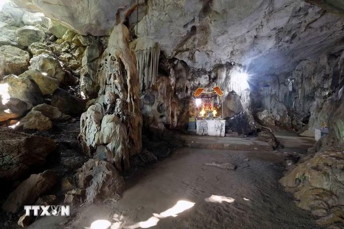 Hang Dơi Mộc Châu diện tích rộng khoảng 7.000m2, được chia thành ba ngăn khác nhau với những khối đá khổng lồ, mang hình dạng, kích thước khác nhau. (Ảnh: Quang Quyết/TTXVN)