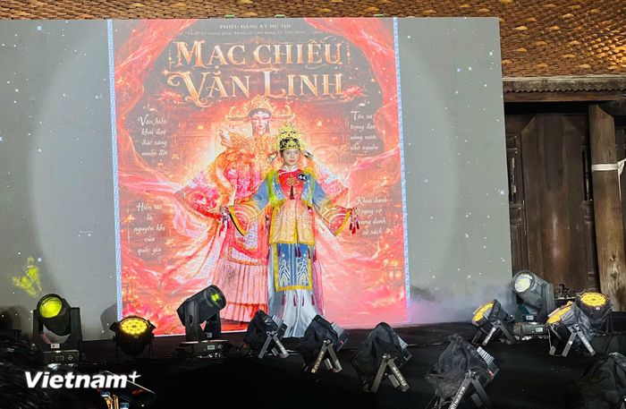 Tác phẩm Mạc Chiếu Văn Linh. (Ảnh: Mai Mai/Vietnam+)