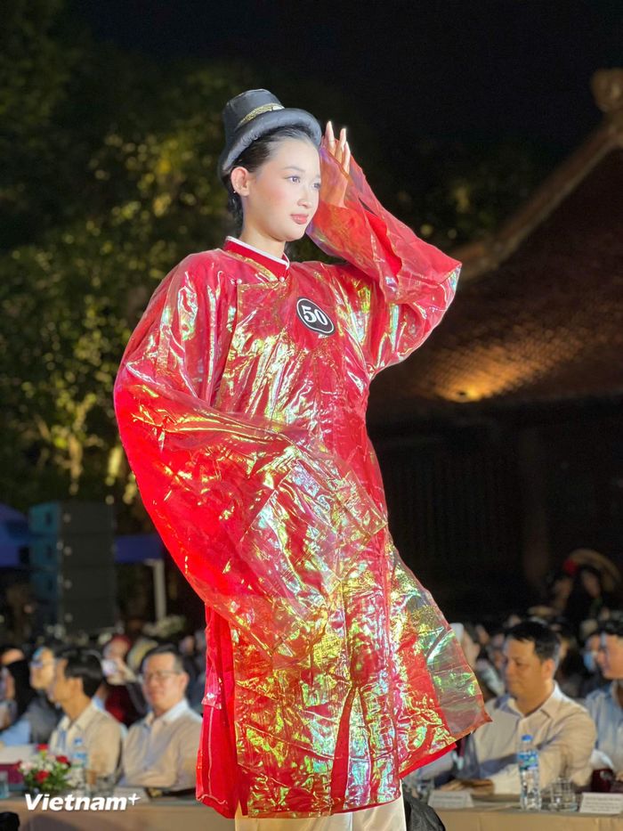 Mỗi thiết kế là một góc nhìn riêng, góp phần làm phong phú thêm cách cảm nhận về trang phục khoa cử, nơi tinh thần truyền thống được tiếp nối bằng ngôn ngữ thời trang đương đại. (Ảnh: Mai Mai/Vietnam+)