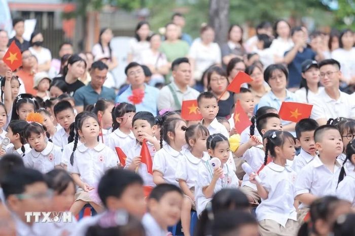 Học sinh đến khai giảng tại điểm trường Trường liên cấp Tiểu học-Trung học cơ sở Gia Quất (Hà Nội). (Ảnh: Minh Quyết/TTXVN)