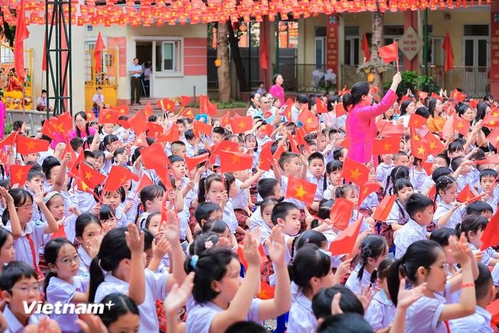 Ghi nhận tại trường Tiểu học Chu Văn An (Hoàng Liệt, Hà Nội), không khí ngày khai giảng rộn rã khắp nẻo đường đến sân trường đầy gió Thu. (Ảnh: Hoài Nam/Vietnam+)