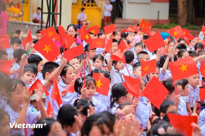Học sinh khối 1 rạng rỡ chào đón năm học mới. (Ảnh: Hoài Nam/Vietnam+)