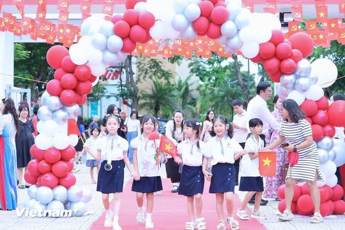 Các em bước vào năm học mới 2026-2027 với niềm vui hân hoan. (Ảnh: Hoài Nam/Vietnam+)