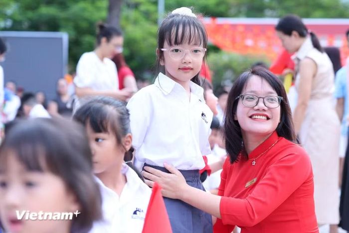Năm học mới đã bắt đầu. Những nụ cười rạng rỡ hôm nay chính là lời cam kết cho một chặng đường phía trước tràn đầy năng lượng, sáng tạo và thành công. (Ảnh: Hoài Nam/Vietnam+) ​