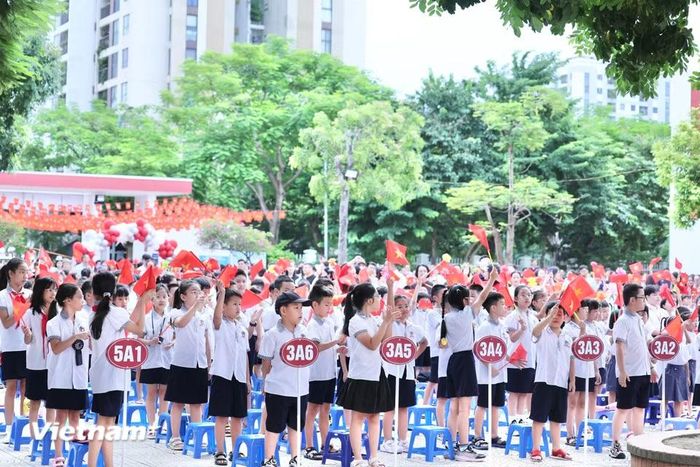Tại trường Tiểu học Đô thị Việt Hưng (Việt Hưng, Hà Nội), khối học sinh tiểu học háo hức trong ngày Lễ khai giảng. (Ảnh: Hoài Nam/Vietnam+)