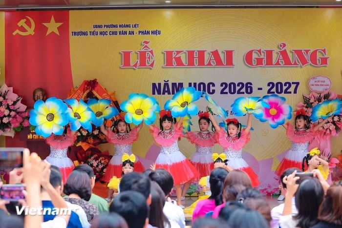 Lễ khai giảng năm nay tổ chức gọn nhẹ, trang trọng nhưng vô cùng ấm áp. (Ảnh: Hoài Nam/Vietnam+)