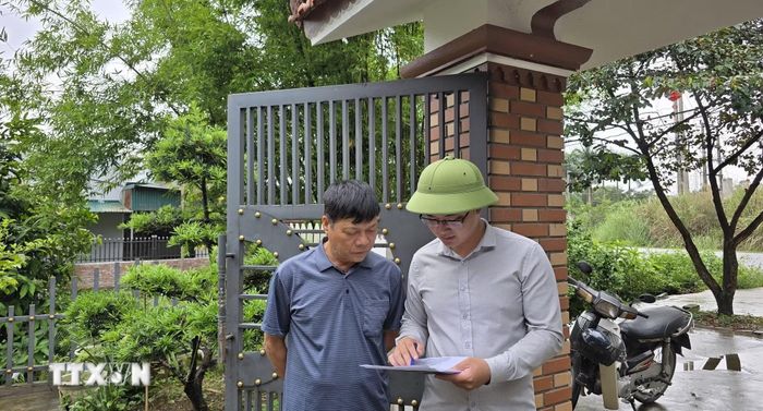 Công chức phường cùng khu phố rà soát, đối soát hồ sơ dữ liệu đất đai từ cơ sở. (Ảnh: Thanh Vân/TTXVN)