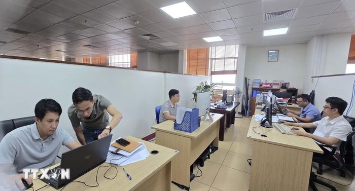 Cán bộ Văn phòng đăng ký đất đai tỉnh Quảng Ninh đồng bộ dữ liệu đất đai. (Ảnh: Thanh Vân/TTXVN)