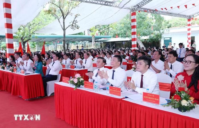 Thường trực Ban Bí thư Trần Cẩm Tú dự Lễ khai giảng năm học mới 2026-2027 tại Trường Phổ thông Dân tộc nội trú tỉnh Bắc Ninh. (Ảnh: Phương Hoa/TTXVN)