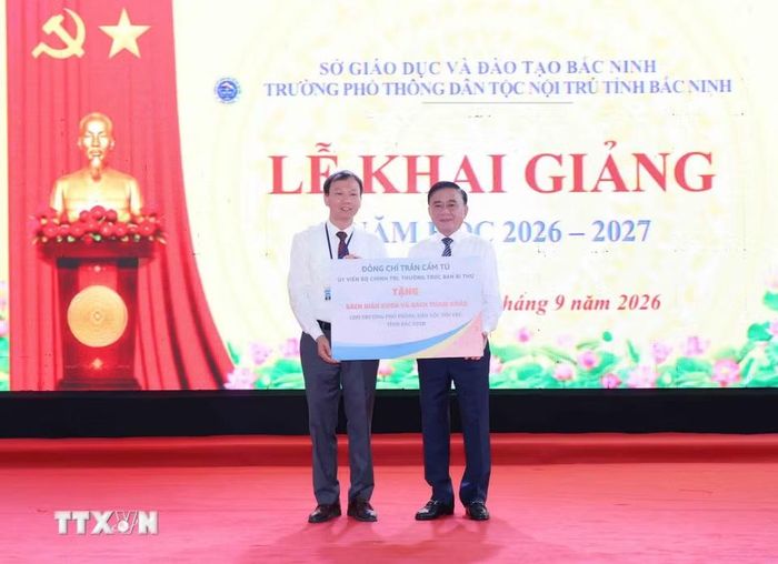 Thường trực Ban Bí thư Trần Cẩm Tú dự Lễ khai giảng năm học mới 2026-2027 tại Trường Phổ thông Dân tộc nội trú tỉnh Bắc Ninh. (Ảnh: Phương Hoa/TTXVN)