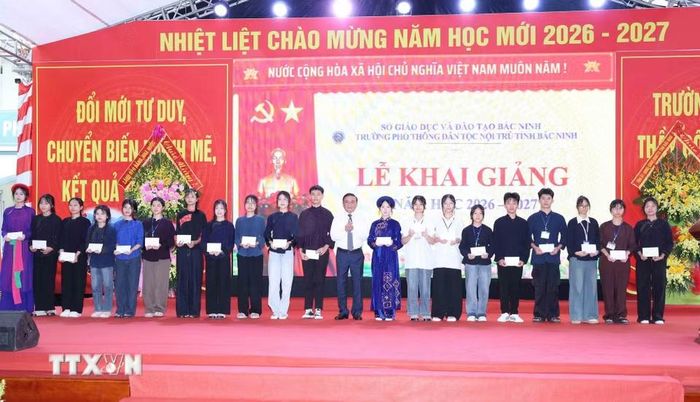 Thường trực Ban Bí thư Trần Cẩm Tú dự Lễ khai giảng năm học mới 2026-2027 tại Trường Phổ thông Dân tộc nội trú tỉnh Bắc Ninh. (Ảnh: Phương Hoa/TTXVN)