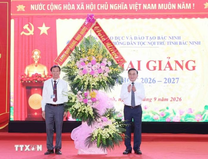 Thường trực Ban Bí thư Trần Cẩm Tú dự Lễ khai giảng năm học mới 2026-2027 tại Trường Phổ thông Dân tộc nội trú tỉnh Bắc Ninh. (Ảnh: Phương Hoa/TTXVN)